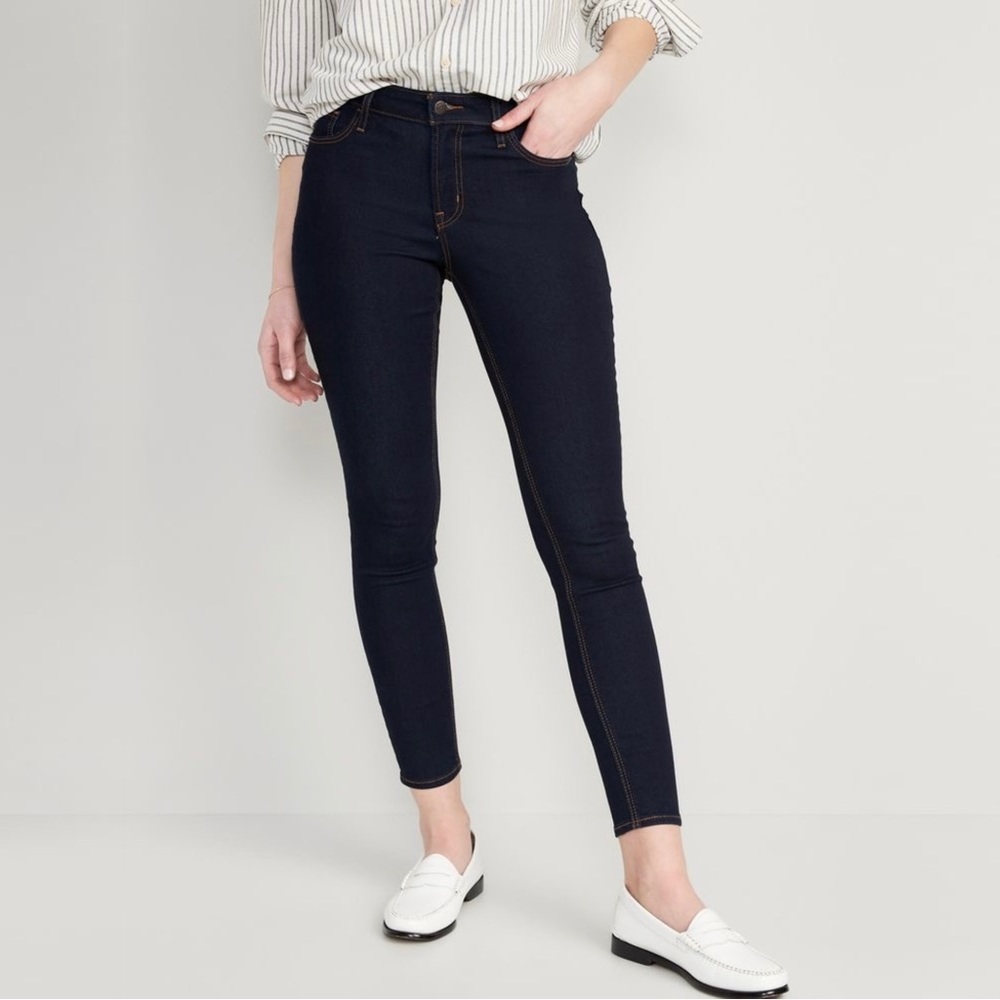 Old Navy Mid-Rise Rockstar Super-Skinny Jeans for Women
Color: Rinse